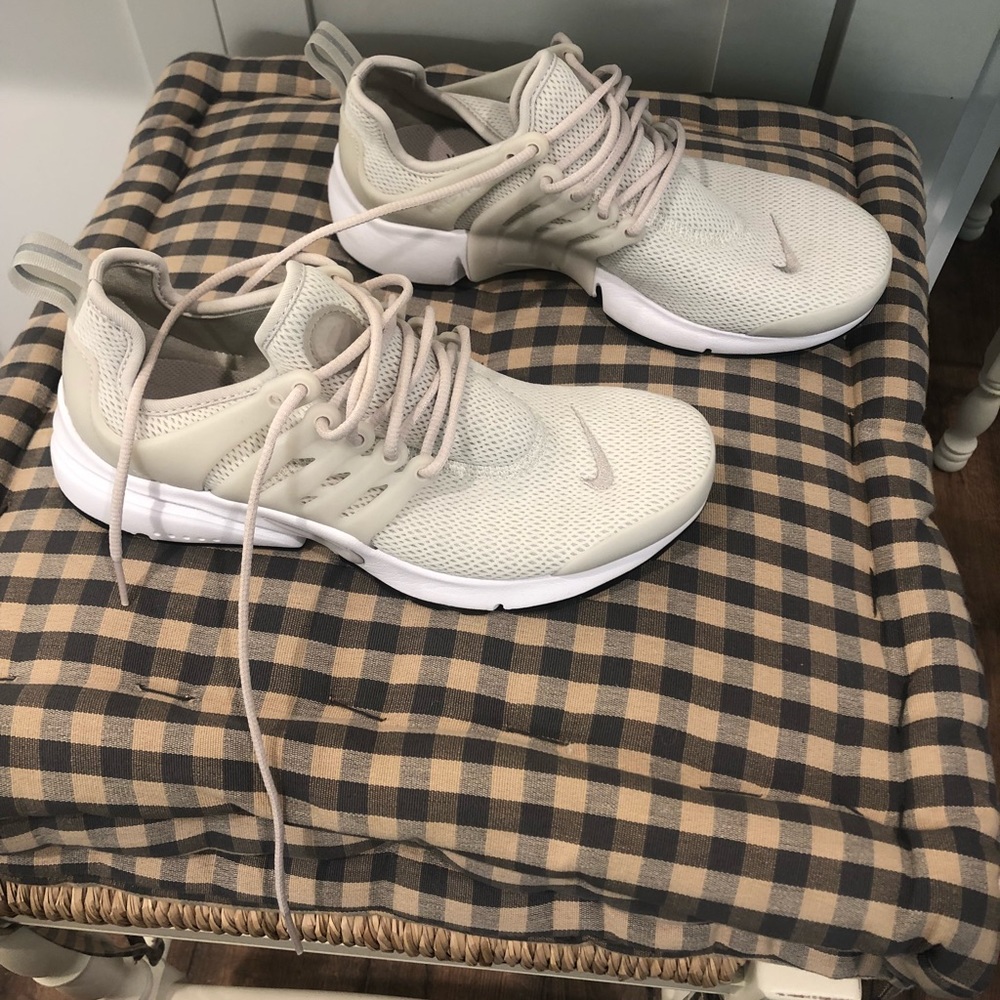 NWOB Nike presto sneakers size US 7 *fits 7.5/8*